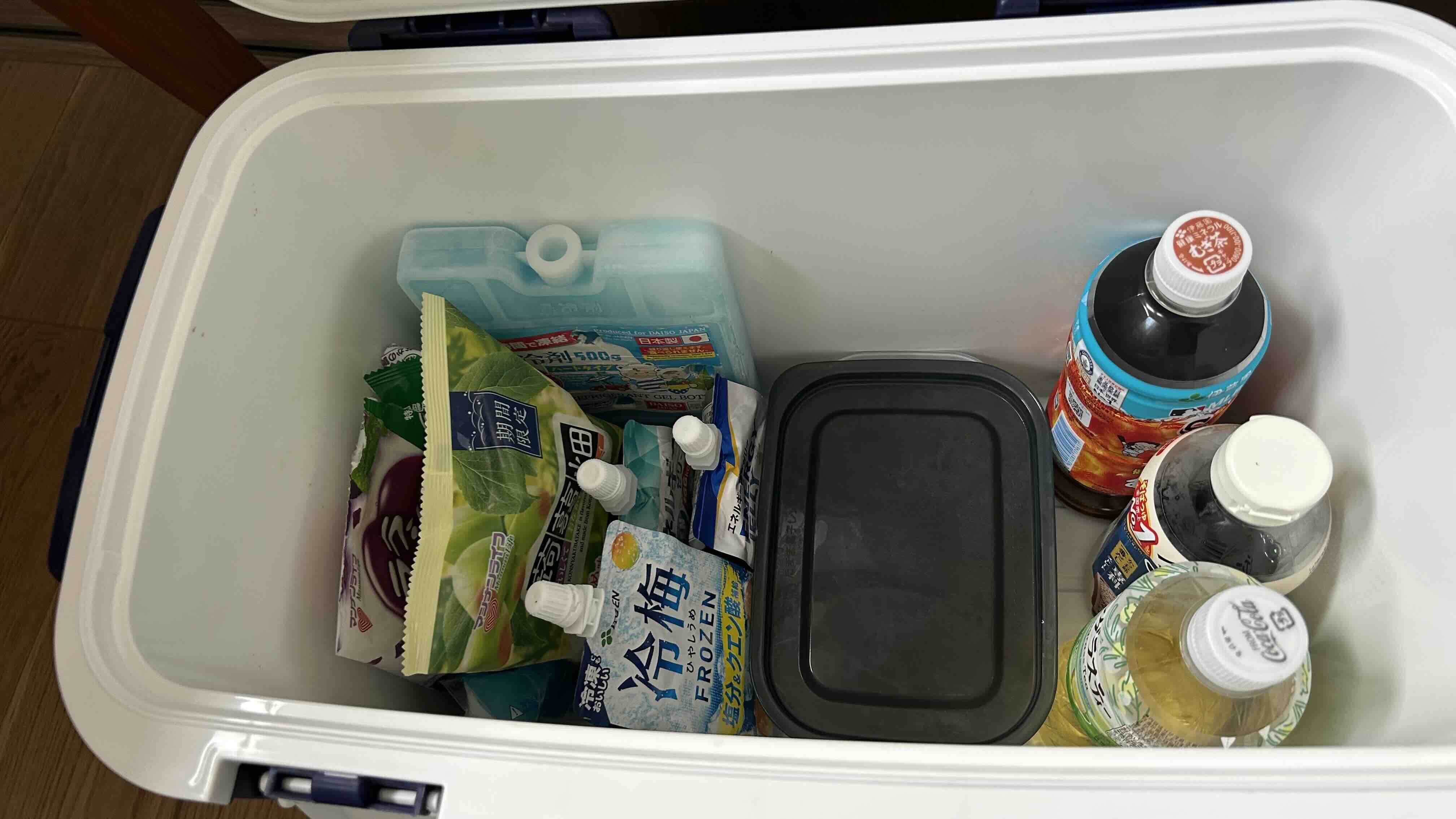 そうめんつゆ・予備のペットボトル・補食・保冷剤を入れたクーラーボックス